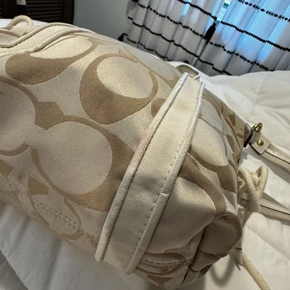 Coach Bucket Style Signature logo with Heart Accents - Picture 5 of 15